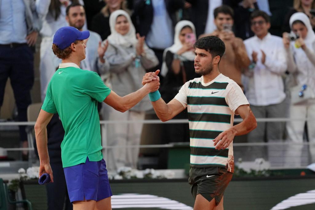 Jannik Sinner (l) und Carlos Alcaraz (r) stehen sich zum dritten Mal nacheinander im Endspiel eines Grand-Slam-Turniers gegenüber. - Foto: Thibault Camus/AP/dpa