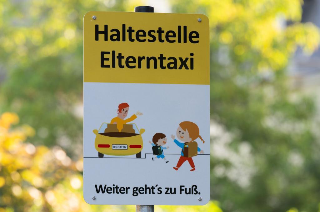 Für Schulen sind die «Elterntaxis» oft eine Herausforderung. (Archivbild) - Foto: Sebastian Kahnert/dpa