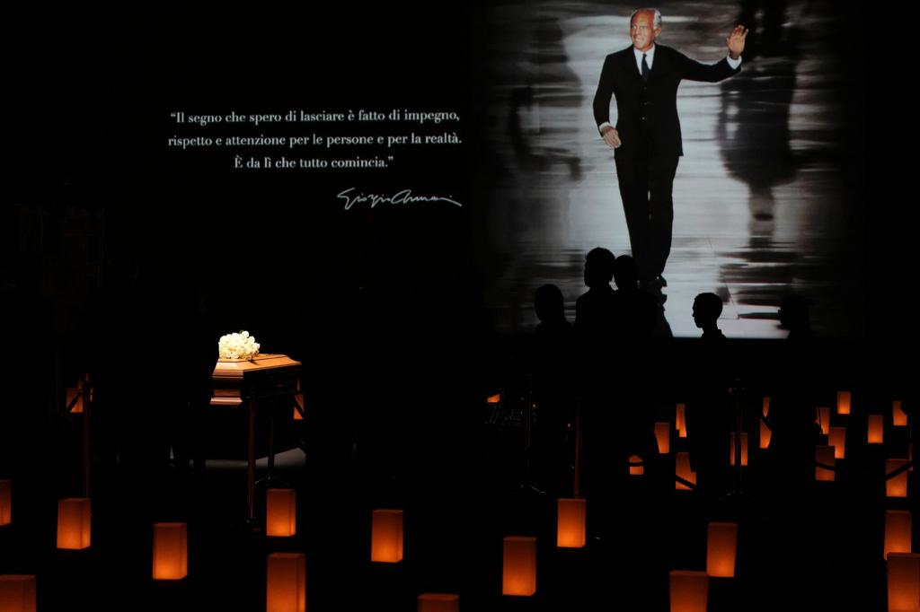 Der Sarg steht in dem Saal, in dem Giorgio Armani früher seine Modeschauen abnahm. - Foto: Antonio Calanni/AP/dpa