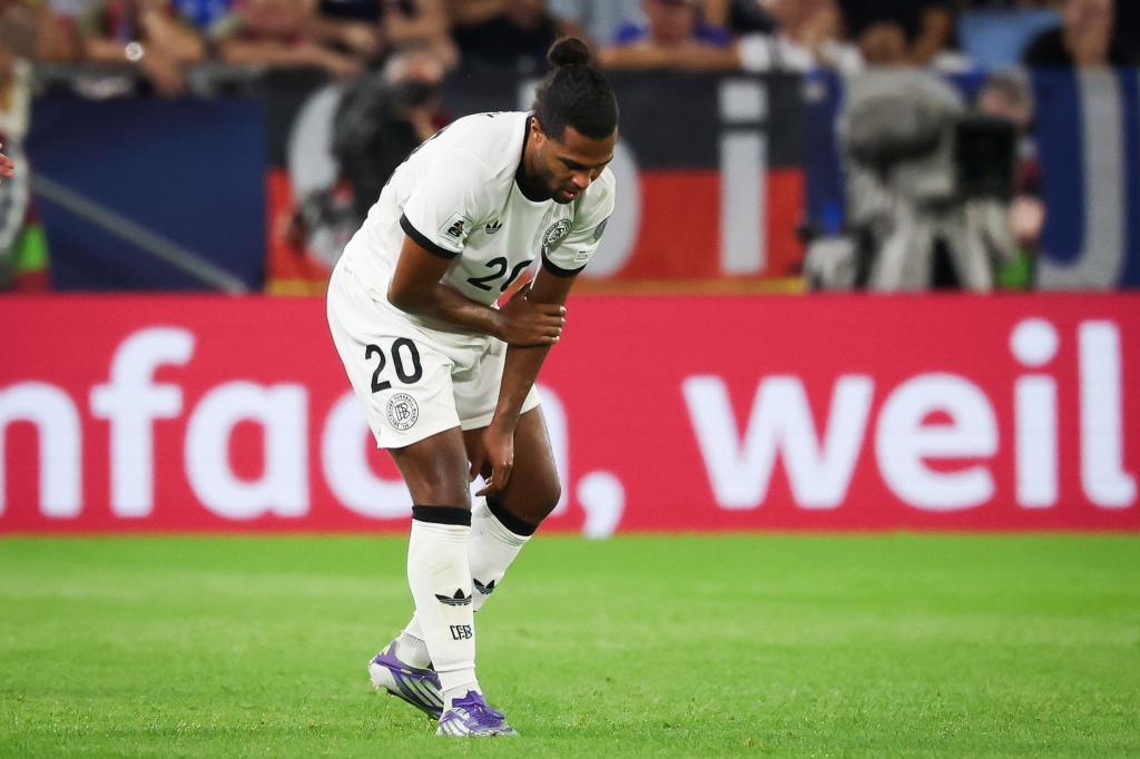 Serge Gnabry fasst sich in Bratislava an den verletzten linken Arm. - Foto: Christian Charisius/dpa