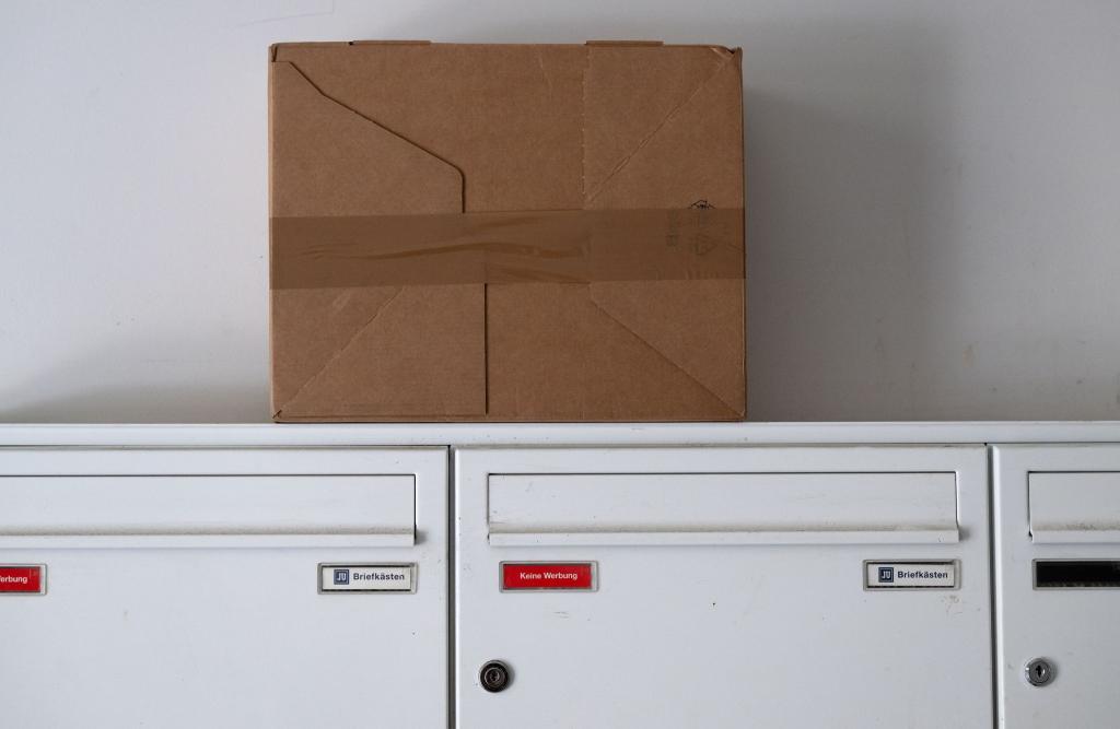 Auch DHL hat seinen Paketdienst in die USA deutlich eingeschränkt. (Archivbild) - Foto: Sven Hoppe/dpa