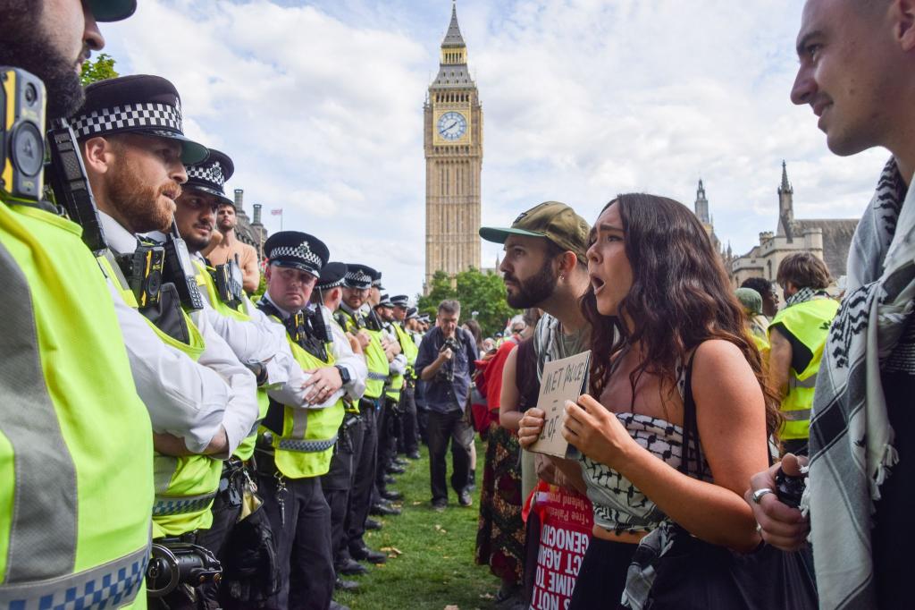 Teilweise soll es zu aggressivem Verhalten gegenüber Polizisten gekommen sein. - Foto: Vuk Valcic/ZUMA Press Wire/dpa