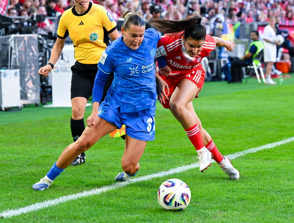 Leverkusens Nationalspielerin Carlotta Wamser (l) ringt mit Bayerns Jovana Damnjanovic um den Ball. - Foto: Sven Hoppe/dpa