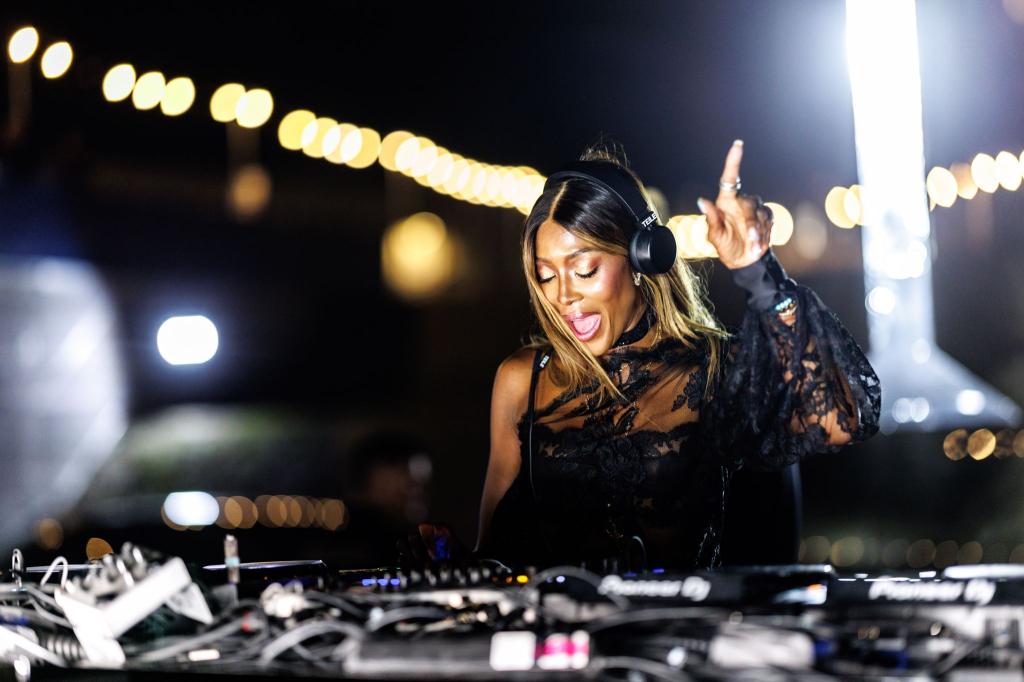 Naomi Campbell gab in München ihr Debüt am DJ-Pult. - Foto: Matthias Balk/dpa