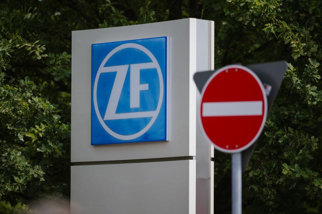 Der Zulieferer ZF Friedrichshafen muss sich neu erfinden. (Archivbild) - Foto: Oliver Dietze/dpa