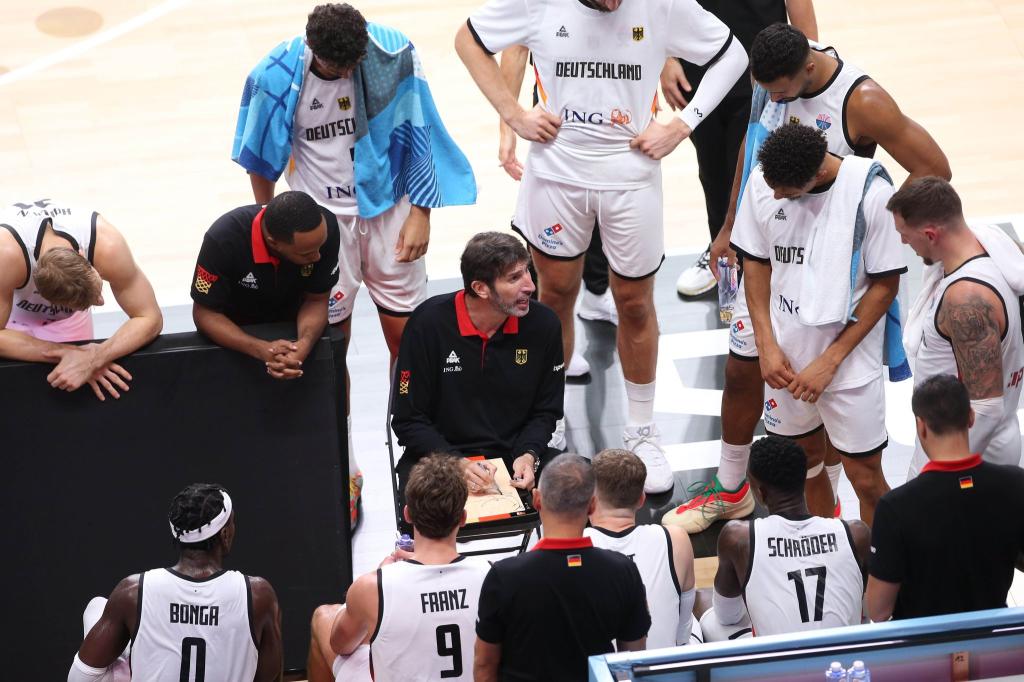 Bundestrainer Alex Mumbru ist zurück - und Deutschlands Basketballer siegen auch für ihn. - Foto: Matthias Stickel/dpa
