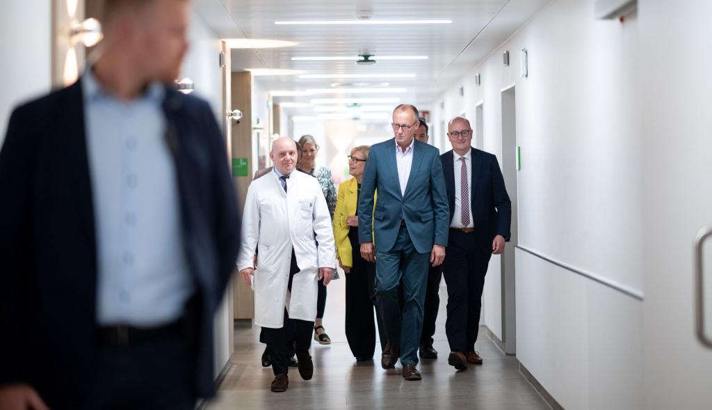 Die Finanzierung des Gesundheitssystems war auch Thema beim Besuch von Bundeskanzler Merz im Alfried-Krupp-Krankenhaus in Essen. - Foto: Fabian Strauch/dpa