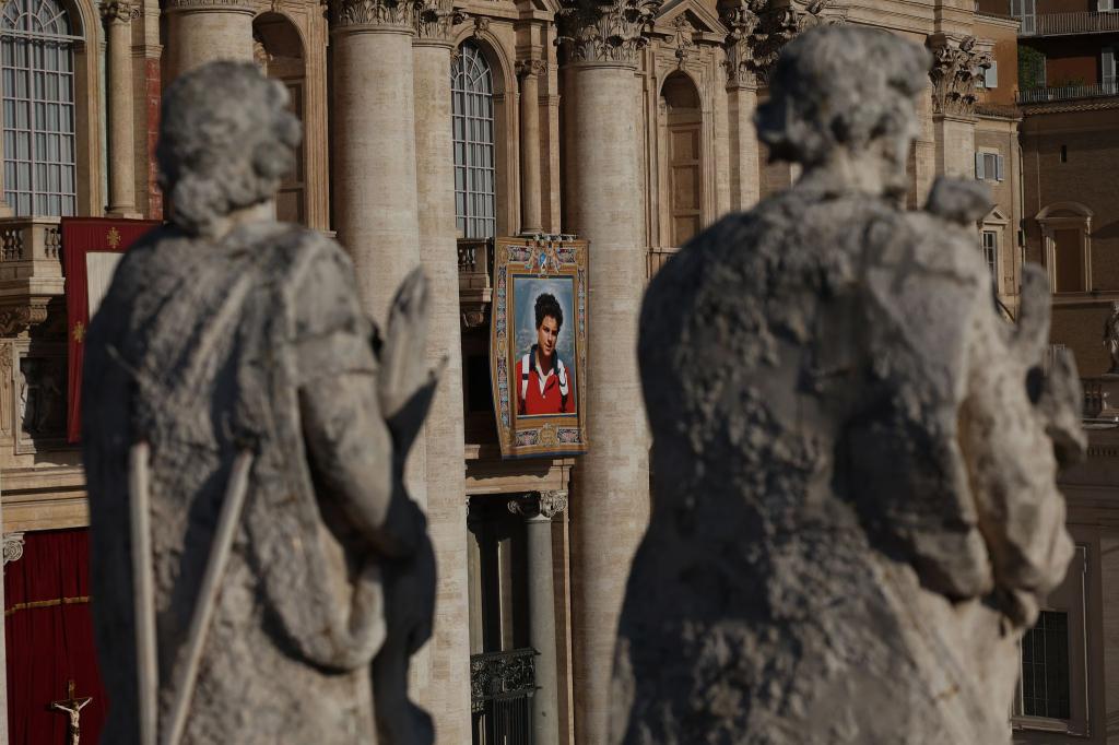 Am Petersdom hängt ein überlebensgroßes Bild des neuen Heiligen. - Foto: Marco Iacobucci/IPA via ZUMA Press/dpa
