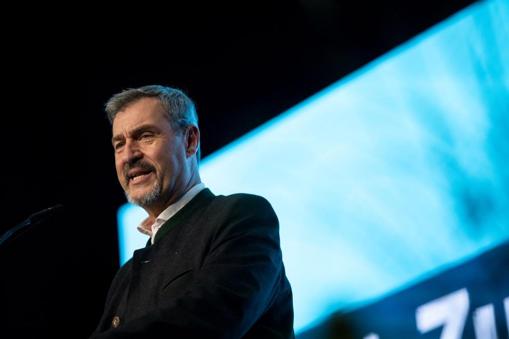 CSU-Chef Söder meint: «Ohne Auto droht ein Kollaps.» - Foto: Fabian Strauch/dpa
