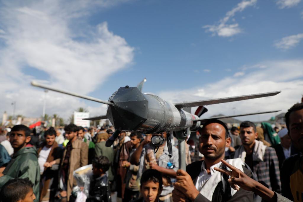 Seit Beginn des Gaza-Kriegs im Oktober 2023 greift die jemenitische Huthi-Miliz Israel regelmäßig mit Raketen und Drohnen an – als Ausdruck ihrer Solidarität mit der islamistischen Hamas. (Archivbild) - Foto: Osamah Abdulrahman/AP/dpa