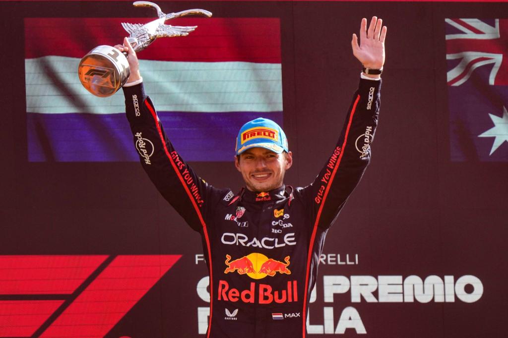 Endlich wieder ein Siegerpokal - 112 Tage musste Verstappen darauf warten. - Foto: Luca Bruno/AP/dpa