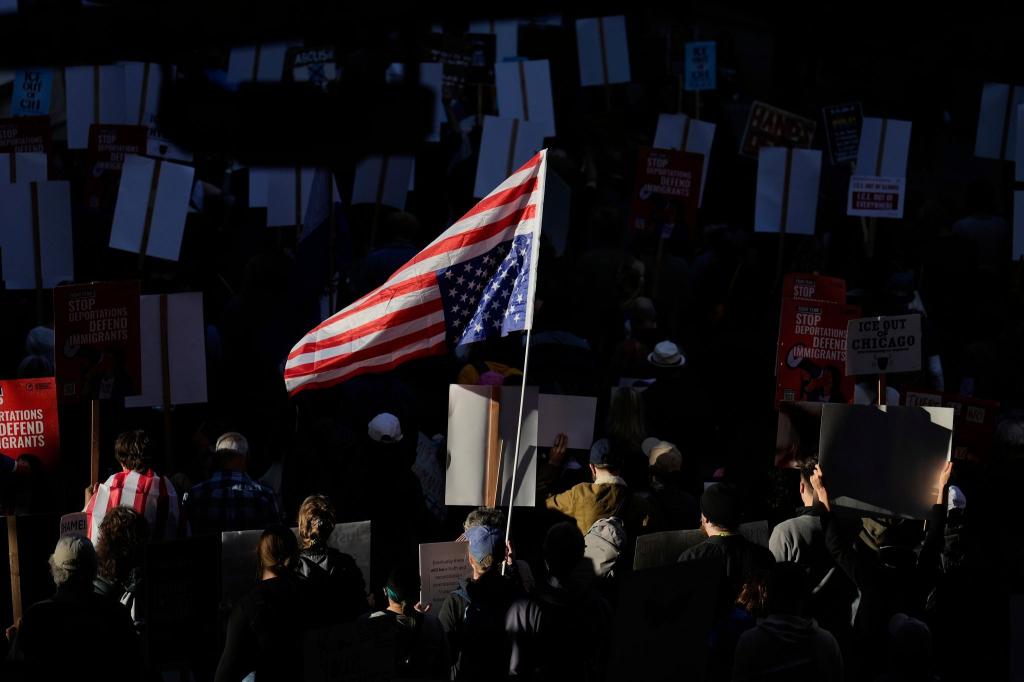 Viele in Chicago protestieren gegen Trump. - Foto: Carolyn Kaster/AP/dpa