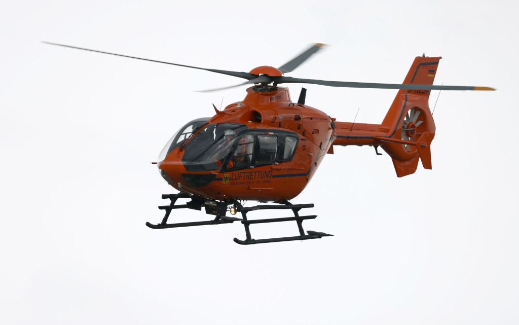 Auch zwei Rettungshubschrauber waren an der Unfallstelle im Einsatz. (Symbolbild) - Foto: Oliver Berg/dpa