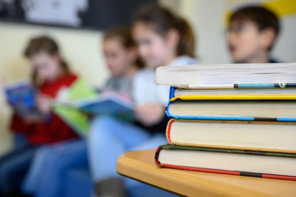 Längst nicht alle Kinder können nach der Grundschule gut lesen. (Symbolbild) - Foto: Sebastian Gollnow/dpa