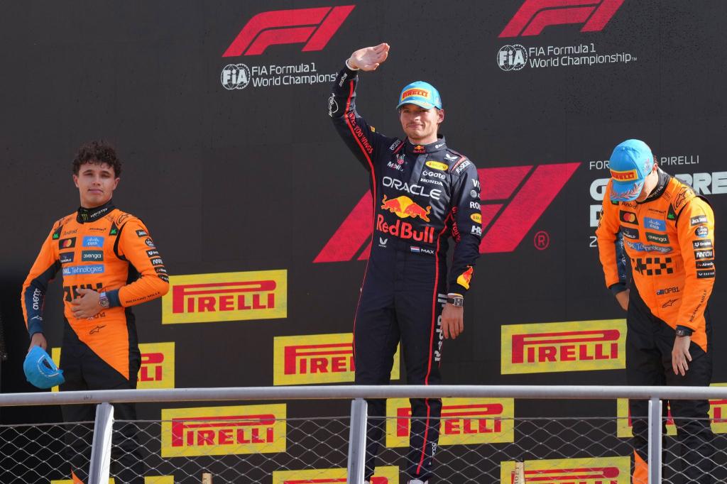 Muss das McLaren-Duo doch noch auf Max Verstappen aufpassen im WM-Kampf? - Foto: Antonio Calanni/AP/dpa