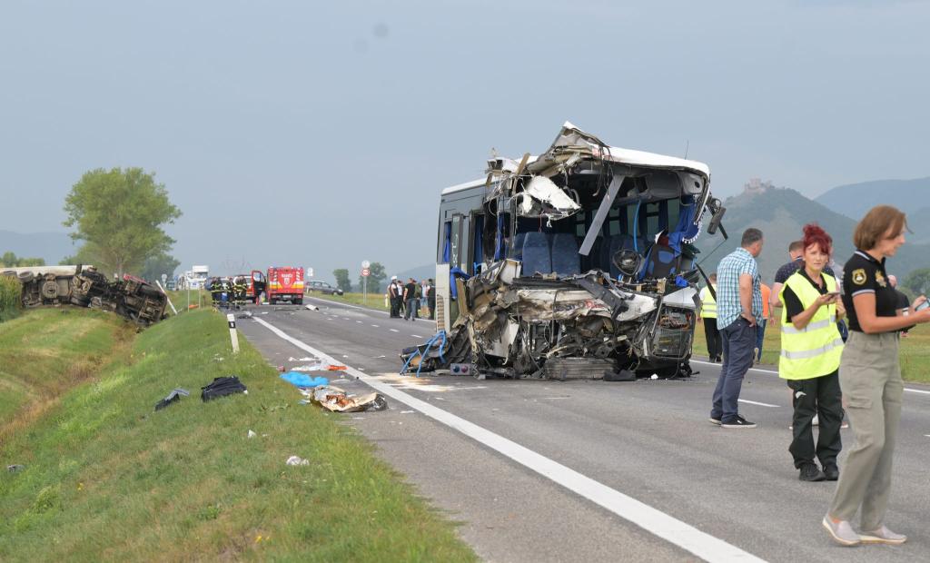 Beim Zusammenstoß eines Lastautos mit einem Linienbus wurde der Vorderteil des Busses zertrümmert, der Busfahrer starb im Krankenhaus. - Foto: František Iván/TASR/dpa