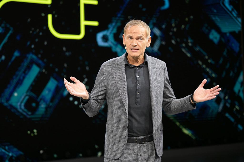 VW- und Porsche-Chef Blume zeigt sich auf der IAA verhalten optimistisch. - Foto: Malin Wunderlich/dpa