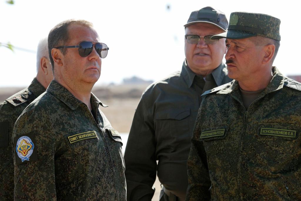 Ex-Kremlchef Medwedew bei einem Militärbesuch. (Archivbild) - Foto: Ekaterina Shtukina/Pool Sputnik Kremlin/AP/dpa