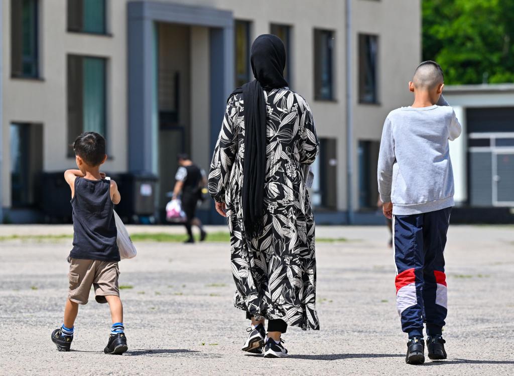 In Deutschland wohnen viele Asylbewerber länger als sie eigentlich müssten in staatlichen Unterkünften, weil sie Schwierigkeiten haben, eine Wohnung zu finden. (Archivbild) - Foto: Patrick Pleul/dpa