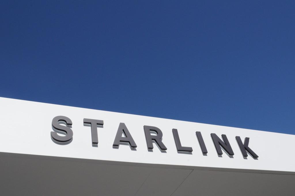 Starlink will verstärkt schnelles Internet aus dem All direkt auf Smartphones bringen. (Archivbild) - Foto: Wolf von Dewitz/dpa