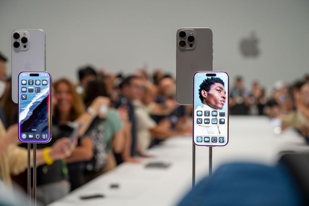 Vor genau einem Jahr stellte Apple die iPhone-16-Serie vor. (Archivbild) - Foto: Andrej Sokolow/dpa
