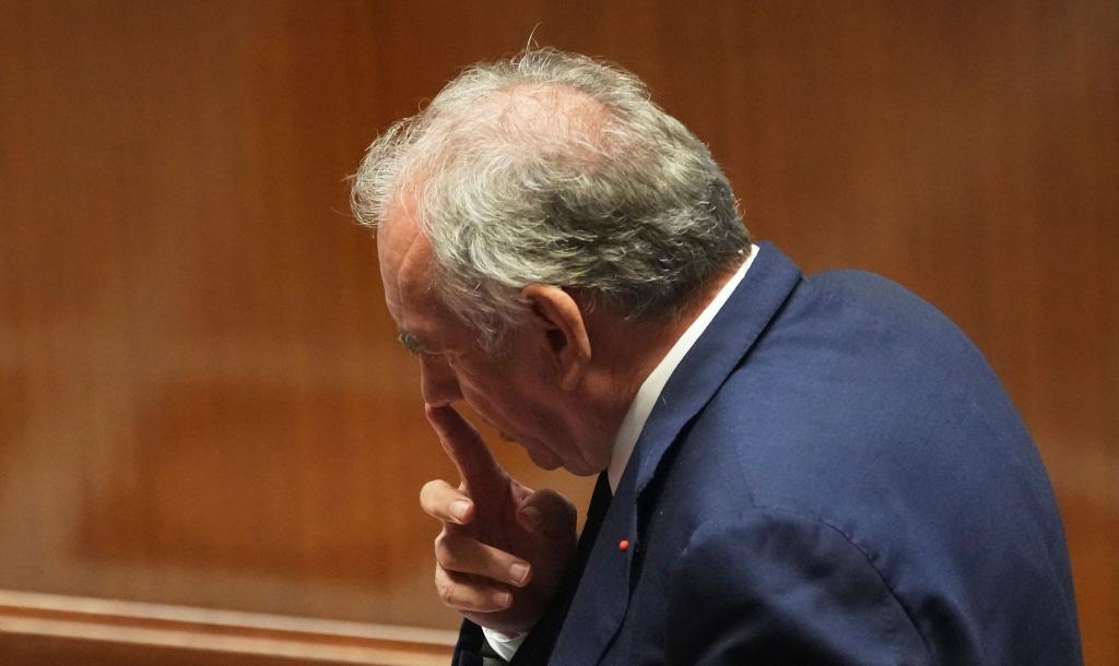 Premier Bayrou wollte sich mit der Vertrauensfrage Rückenwind für seine Sparpläne holen - das ging nach hinten los. - Foto: Christophe Ena/AP/dpa