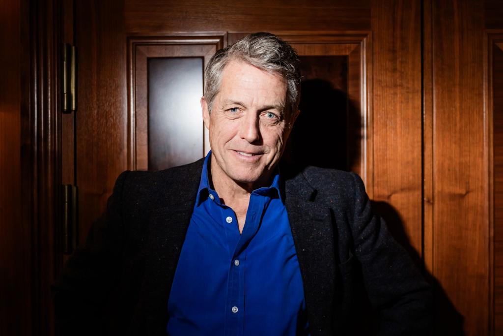  Hugh Grant wird 65 Jahre alt. - Foto: Christoph Soeder/dpa