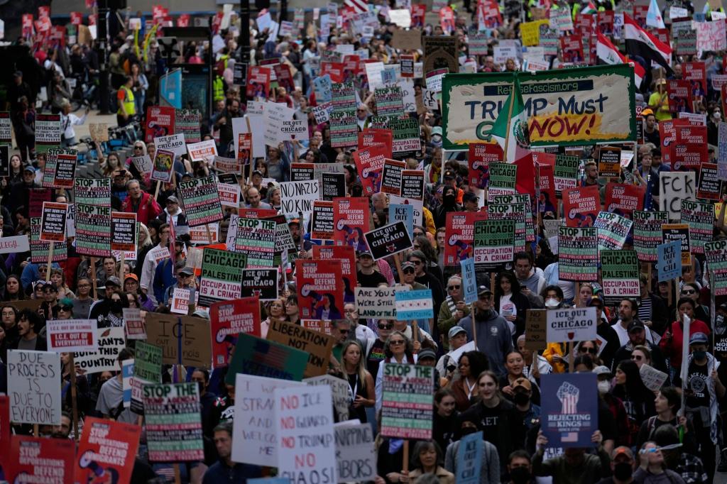 Am Wochenende hatten Menschen in Chicago bereits gegen Trumps Pläne protestiert. - Foto: Carolyn Kaster/AP/dpa