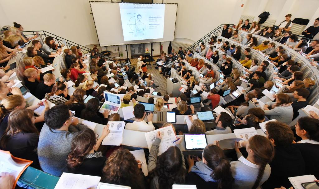 Rund 17 Prozent aller 2,87 Millionen Studierenden in Deutschland kommen laut Statistischem Bundesamt aus dem Ausland. (Archivbild) - Foto: Waltraud Grubitzsch/dpa-Zentralbild/dpa