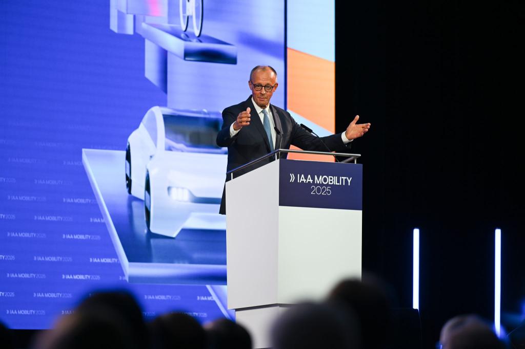 Kanzler Merz spricht bei der IAA-Eröffnung. - Foto: Sven Hoppe/dpa
