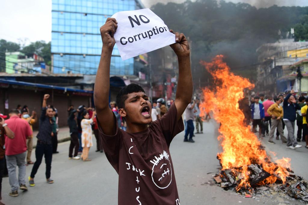 Ein Demonstrant in Nepal hält ein Blatt mit der Forderung nach einem Ende der Korruption hoch. - Foto: Safal Prakash Shrestha/ZUMA Press Wire/dpa