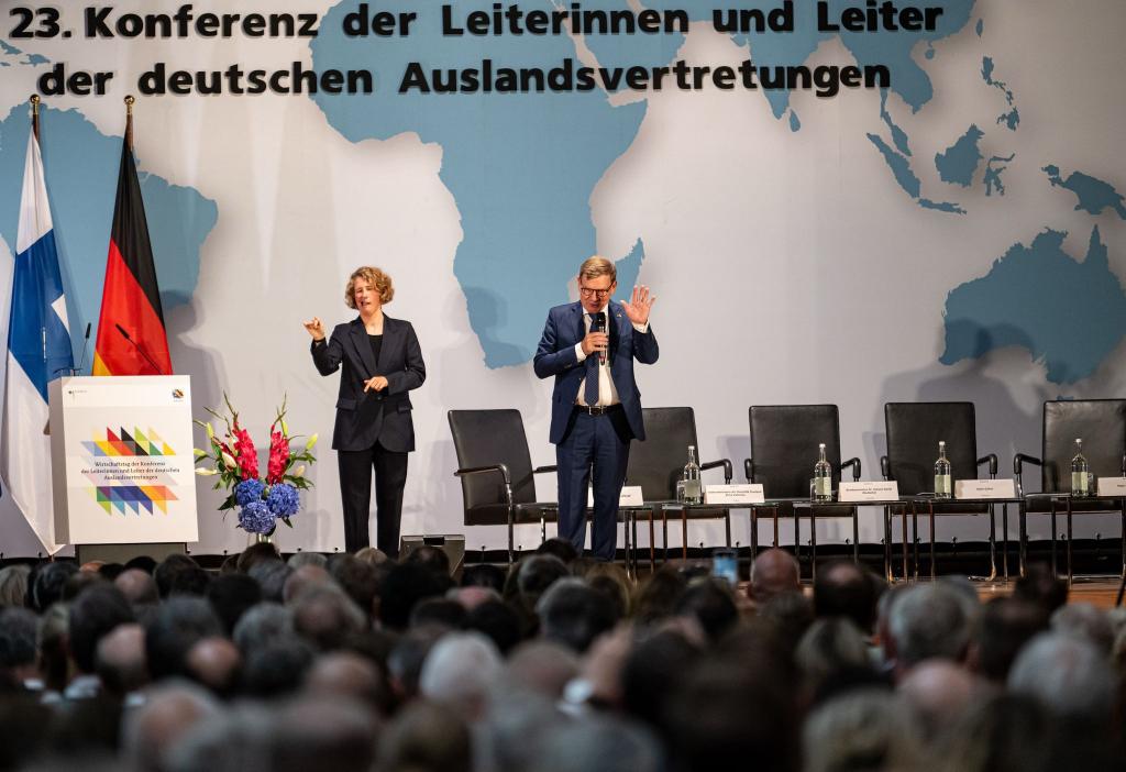 Außenminister Johann Wadephul (CDU) macht beim Wirtschaftstag der Botschafterkonferenz im Auswärtigen Amt Druck für den Abschluss der Freihandelsabkommen mit dem Mercosur-Staatenbund und Indien noch dieses Jahr. - Foto: Fabian Sommer/dpa