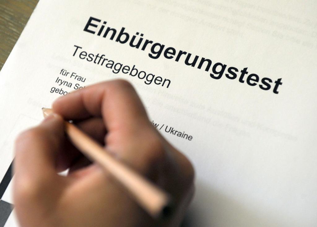 Erfolgreich absolvierte Sprachtests werden nicht nur für die Einbürgerung verlangt, sondern in vielen Fällen auch für den Familiennachzug. (Symbolbild) - Foto: Uli Deck/dpa