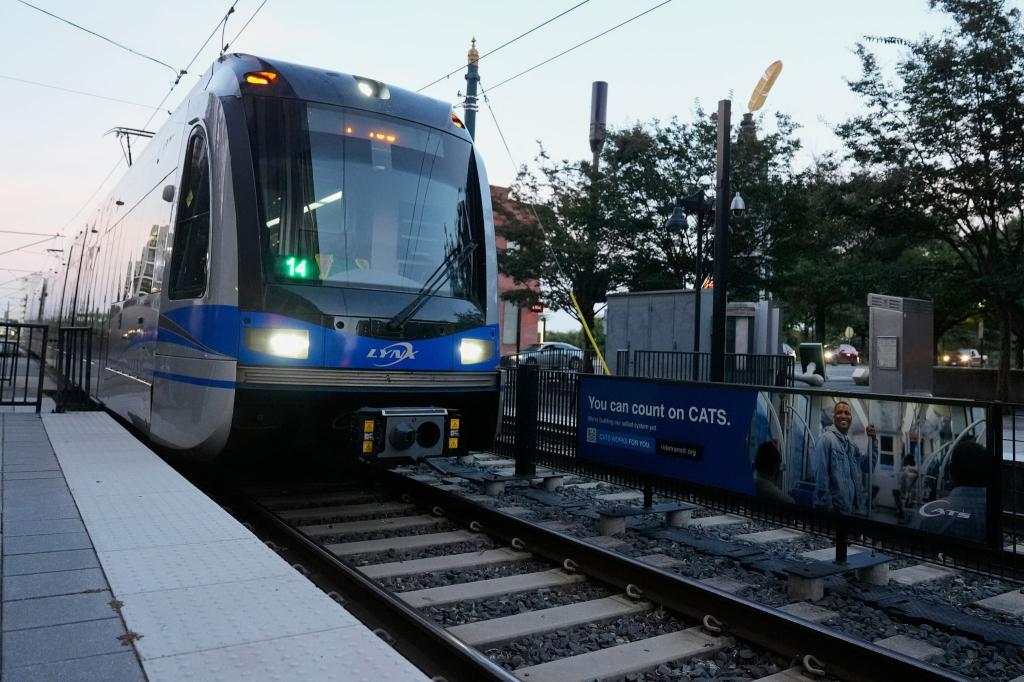 In einer Stadtbahn in den USA kam es zu einem tödlichen Angriff auf eine junge Frau. - Foto: Erik Verduzco/AP/dpa