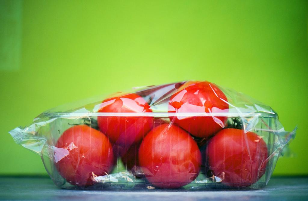 Trotz jahrelanger Nachhaltigkeitsdebatten wird Gemüse häufig noch in Plastikverpackungen verkauft. (Symbolbild) - Foto: picture alliance / dpa