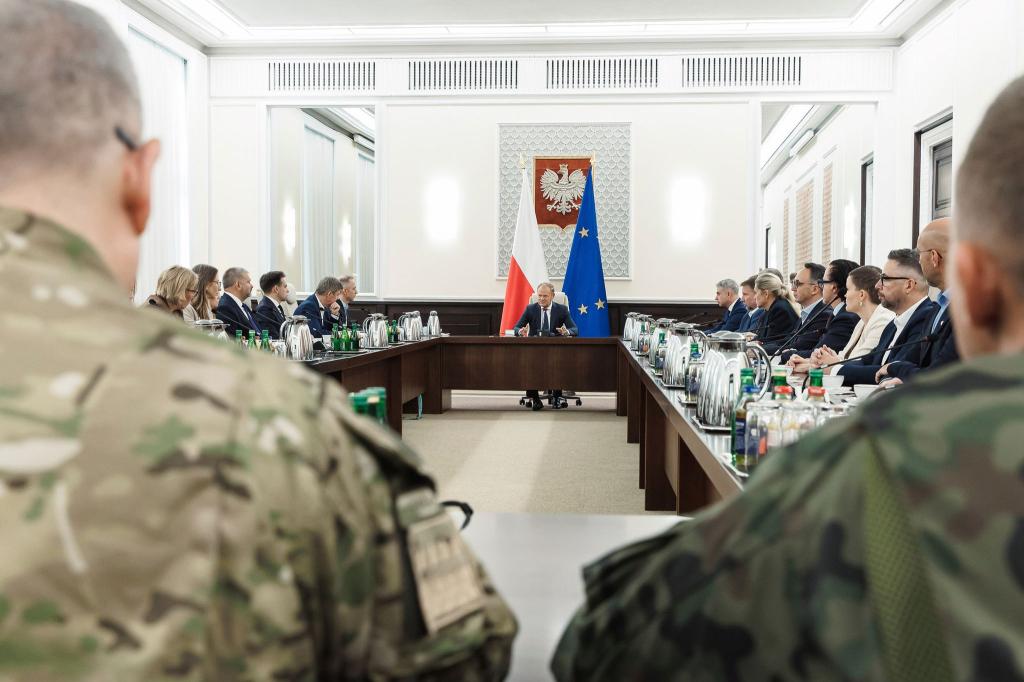 Polens Ministerpräsident Donald Tusk berief nach dem Vorfall eine außerordentliche Regierungssitzung mit Vertretern des Militärs ein. - Foto: Chancellery of the Prime Ministe/AP/dpa