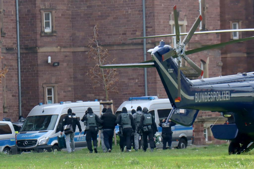 Verdächtige werden zum Ermittlungsrichter am Bundesgerichtshof gebracht. (Archivbild) - Foto: Rene Priebe/dpa