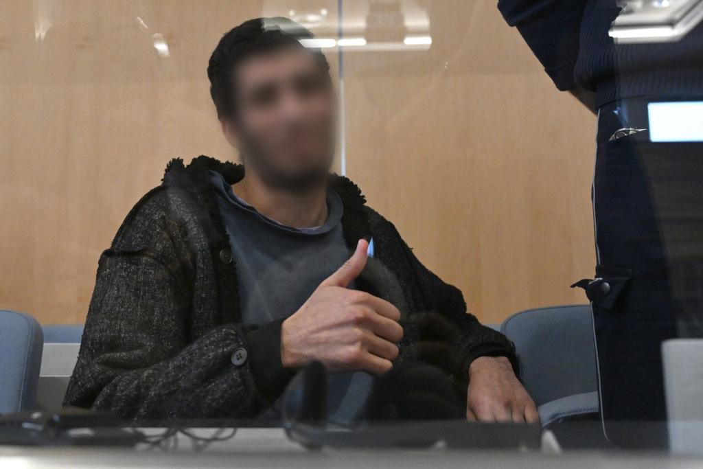 Issa al Hasan hatte bereits zu Prozessbeginn gestanden, den Messerangriff begangen zu haben. - Foto: Federico Gambarini/dpa