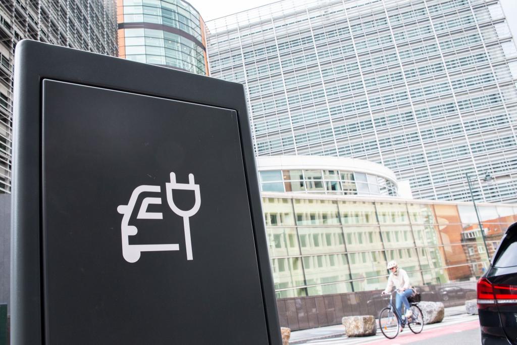 Eine Studie sieht die europäische Autoindustrie auf gutem Weg zu mehr Elektromobilität und warnt vor den Auswirkungen durch Verzögerungen. (Archivbild) - Foto: Alicia Windzio/dpa