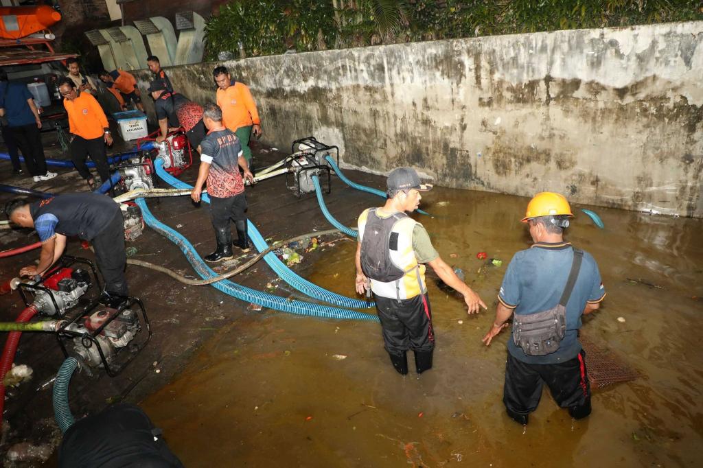 Viele Straßen in der Hauptstadt Denpasar wurden überschwemmt. - Foto: Uncredited/National Disaster Management Agency/dpa