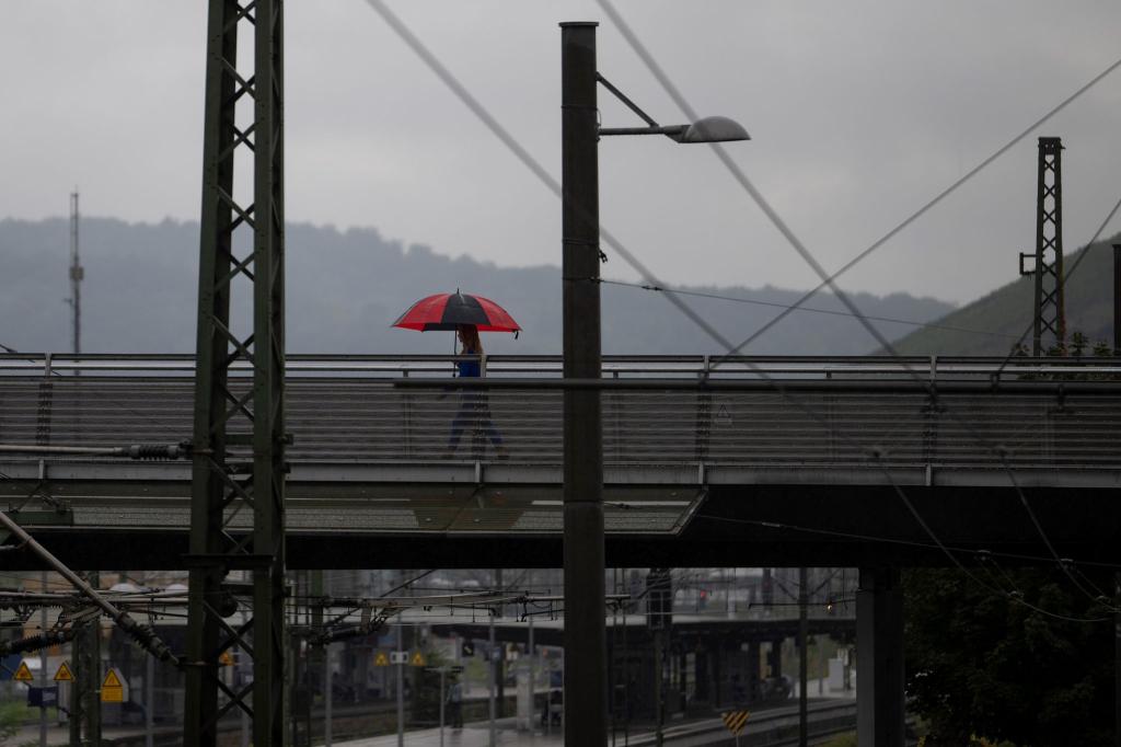 Auch in den kommenden Tagen sollte man die Regenjacke oder den Regenschirm griffbereit haben. - Foto: Marijan Murat/dpa