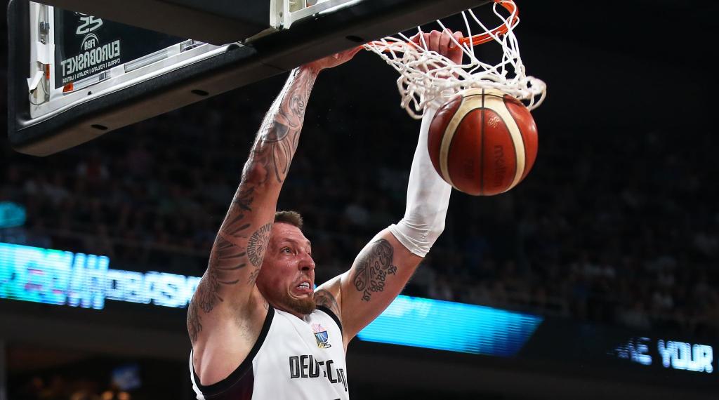Daniel Theis und den deutschen Basketballern fehlen noch zwei Siege zum EM-Titel. - Foto: Matthias Stickel/dpa