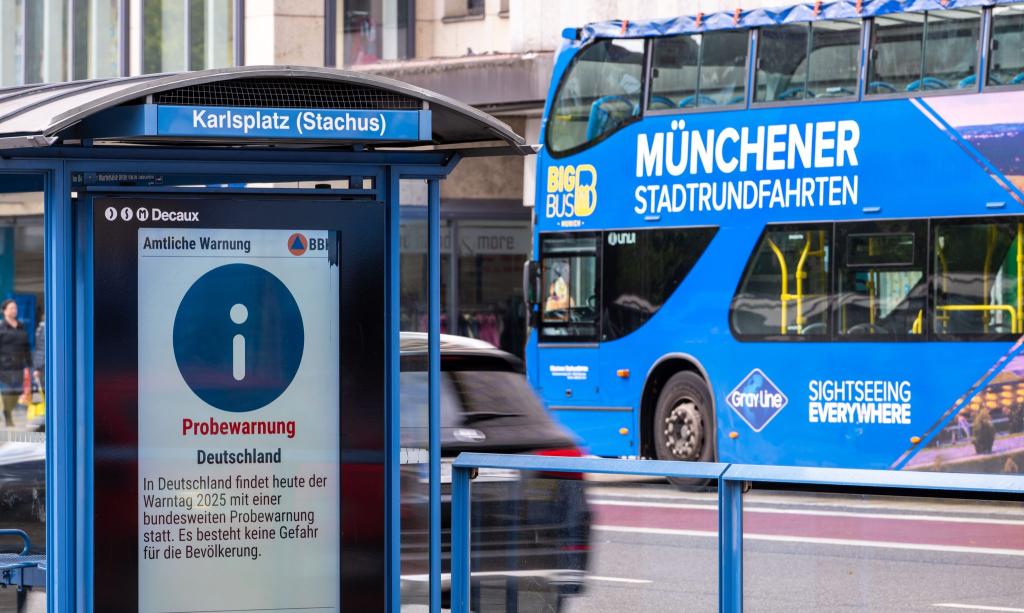 Anzeigetafeln sind Teil des sogenannten Warnmittel-Mix, der sicherstellen soll, dass möglichst jeder eine Warnung erhält. - Foto: Leonie Asendorpf/dpa