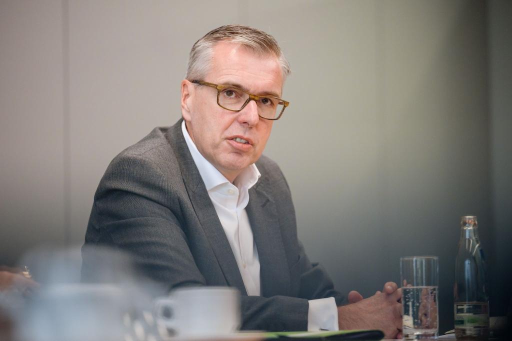 ZF-Chef Klein geht zum Monatsende. (Archivbild) - Foto: Oliver Dietze/dpa