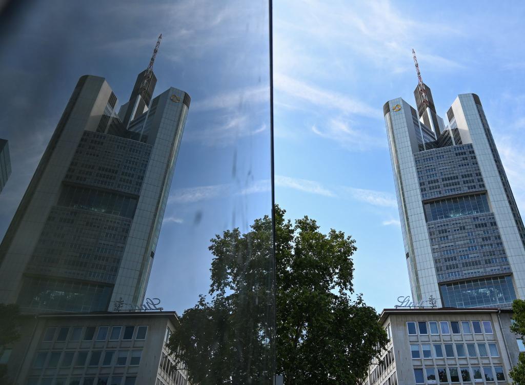 Stellenabbau und steigende Gewinne sollen der Commerzbank die Eigenständigkeit bewahren. (Archivbild) - Foto: Arne Dedert/dpa