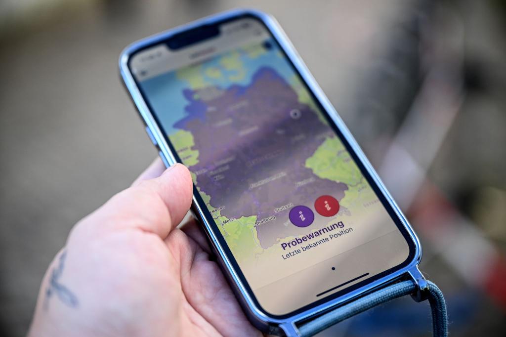 Beim bundesweiten Probealarm wird ganz Deutschland als Gefahrengebiet in der Katwarn-App angezeigt. - Foto: Britta Pedersen/dpa