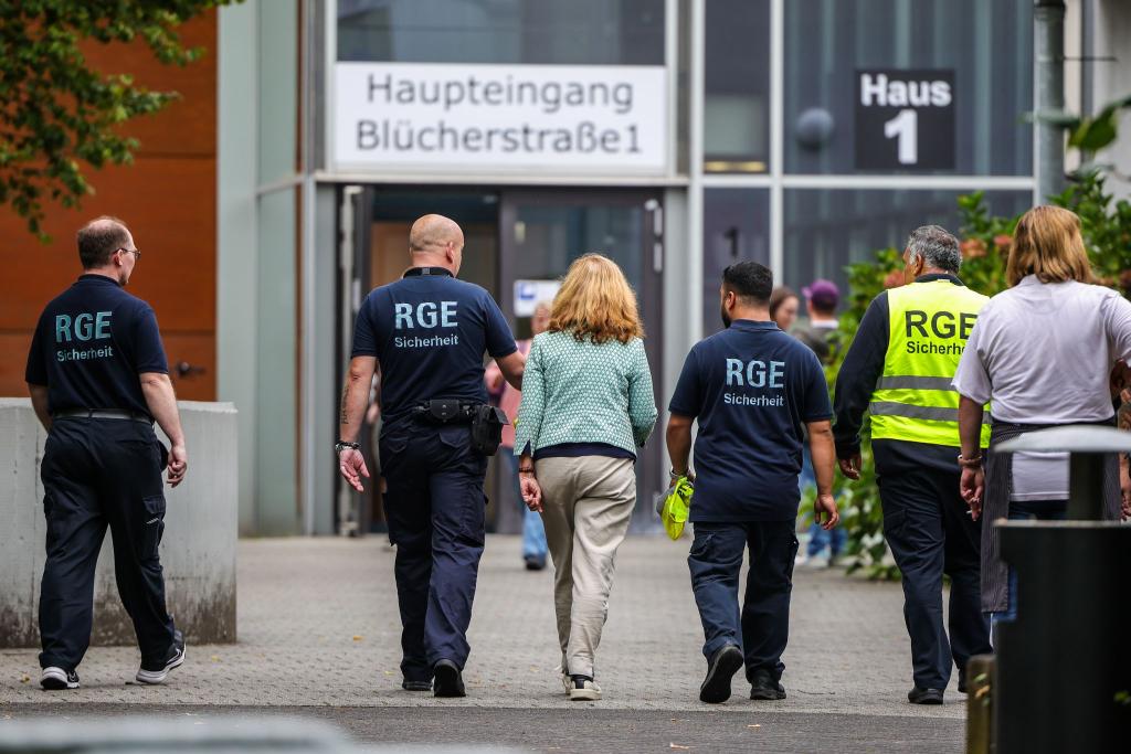 Gegen den festgenommenen 17-Jährigen gibt es nach dem Angriff in einem Berufskolleg noch weitere Verdachtspunkte. (Archivbild) - Foto: Christoph Reichwein/dpa