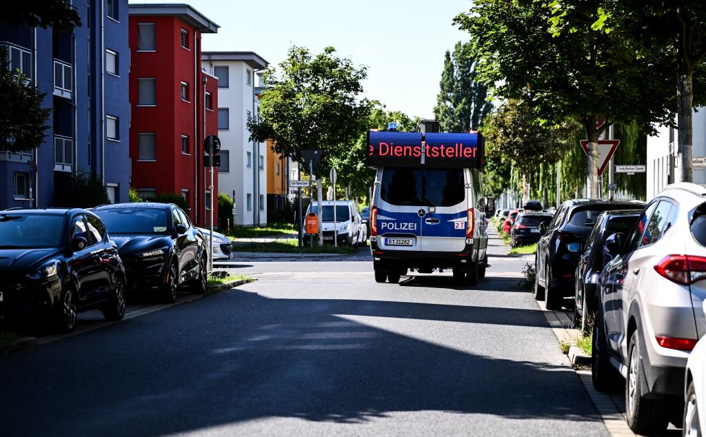 Ein Lautsprecherwagen fährt durch ein Wohngebiet in Adlershof im Bezirk Treptow-Köpenick. - Foto: Britta Pedersen/dpa