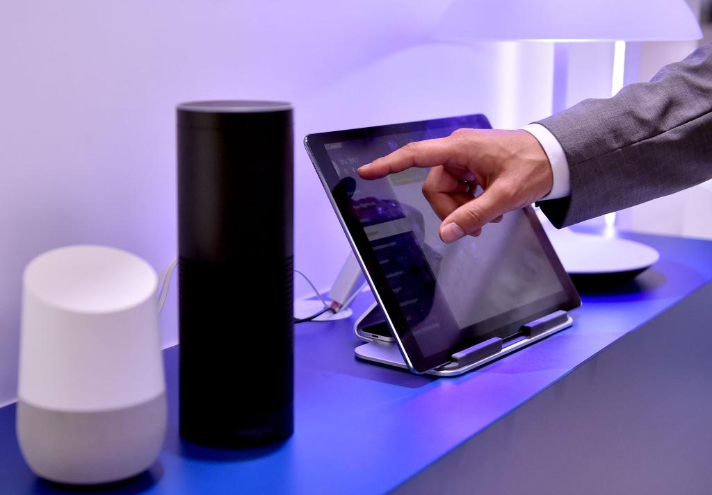 Daten, die etwa Geräte für das «smart Home» sammeln, sollen Nutzerinnen und Nutzern ab Freitag leichter zugänglich gemacht werden. (Symbolbild) - Foto: Britta Pedersen/zb/dpa