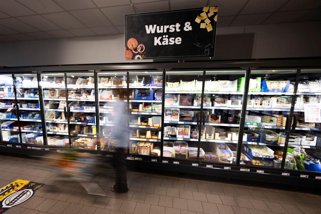 Viele Menschen stellen aufgrund der höheren Lebensmittelpreise ihr Einkaufsverhalten um. (Archivbild) - Foto: Philip Dulian/dpa